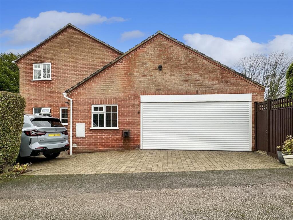 Multi-Vehicle Driveway &amp; DOUBLE GARAGE 109