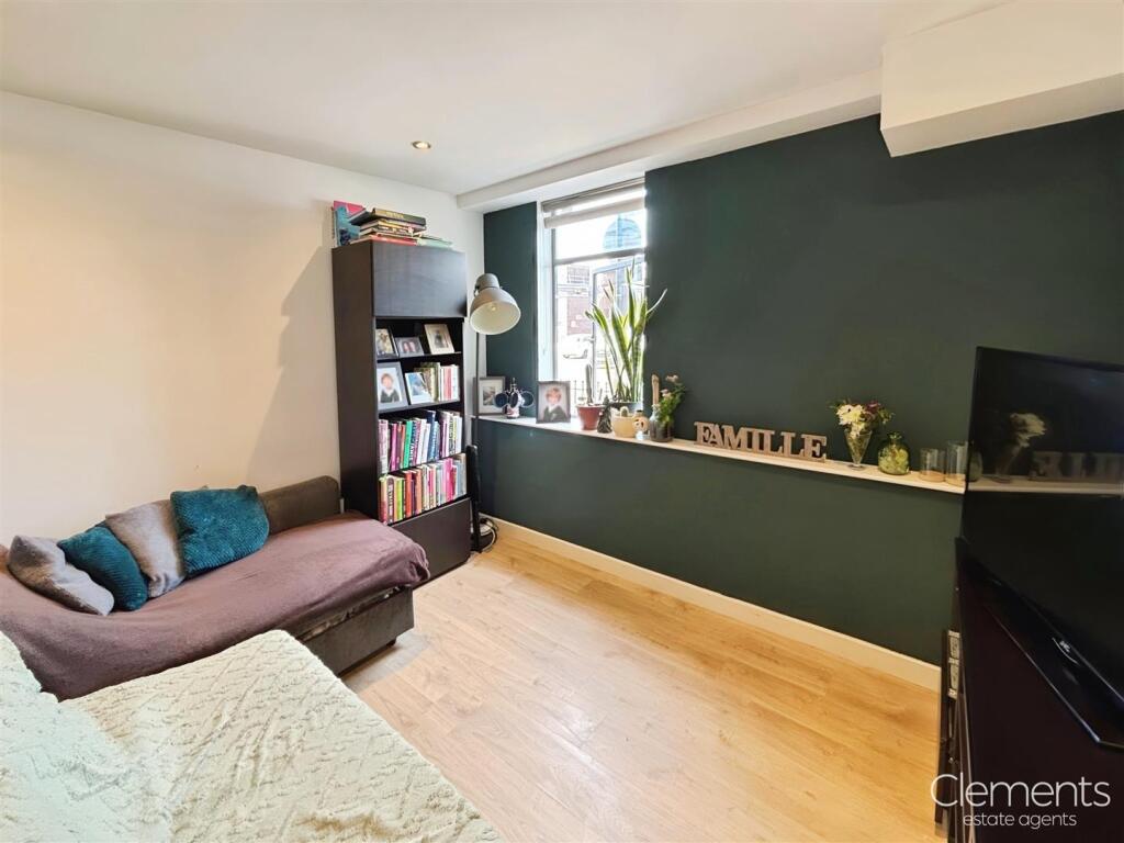 1c87e067-Living 202.jpg