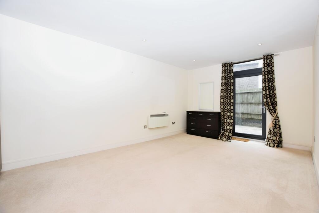 Master Bedroom (2)