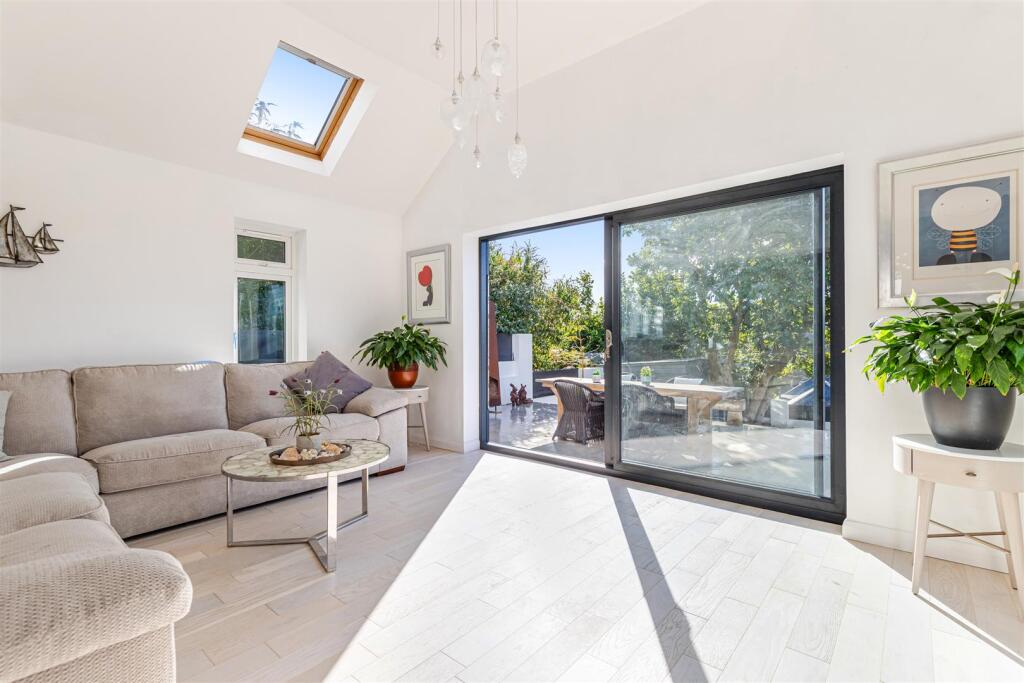 A13 - 10 Grenville Close, Stokenham - 250930.jpg