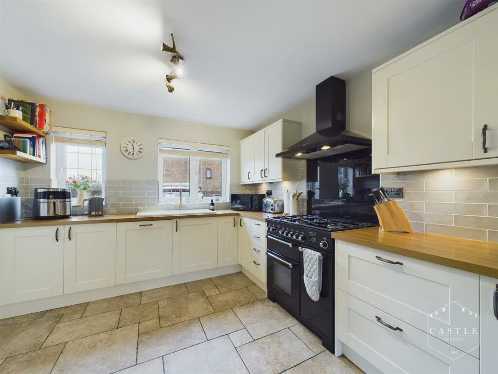 OPEN PLAN LIVING KITCHEN - KITCHEN AREA