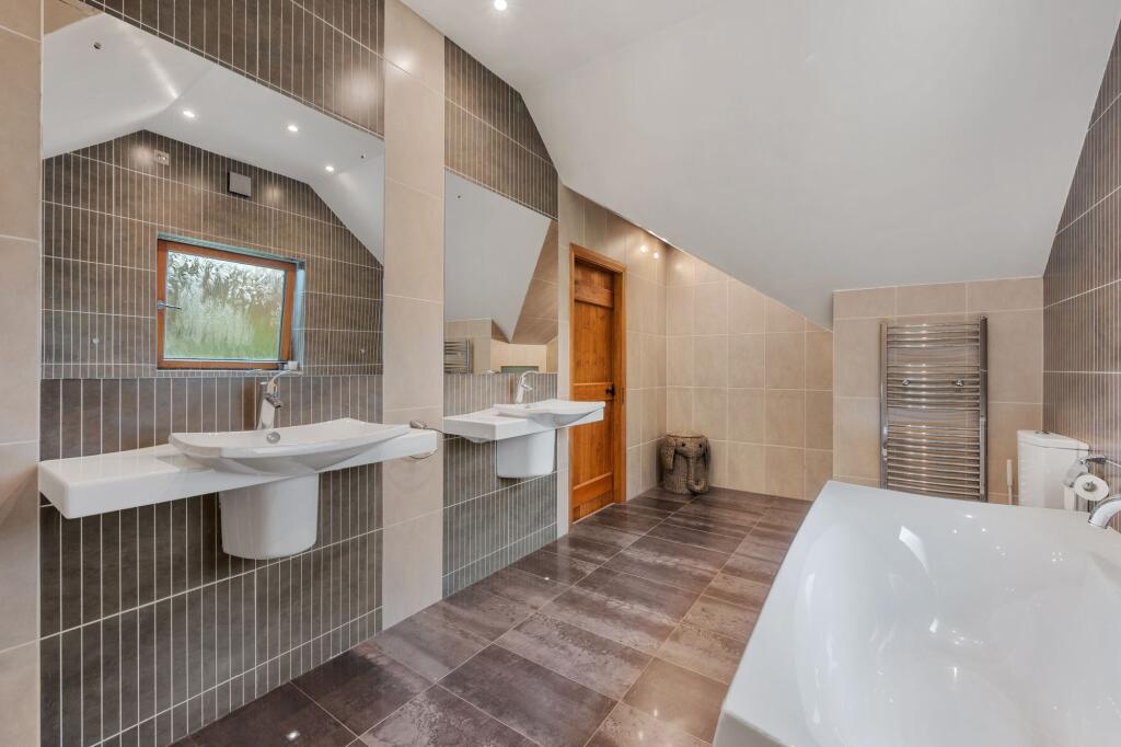 En suite ( Master bedroom )