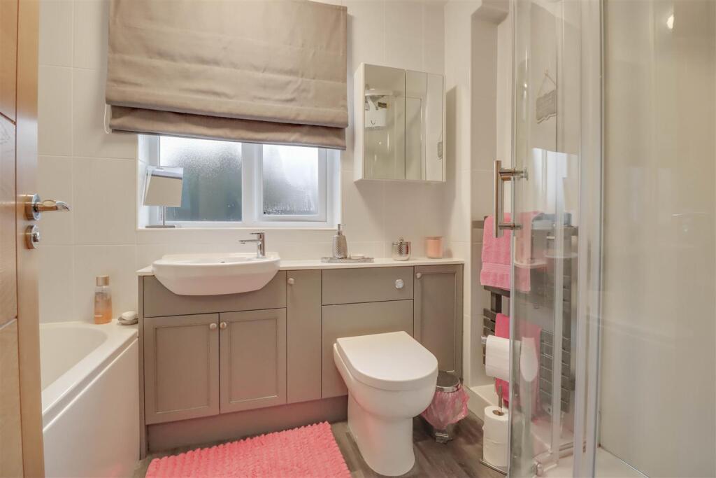 6 HIGHCLIFFE WAY WICKFORD-15.jpg