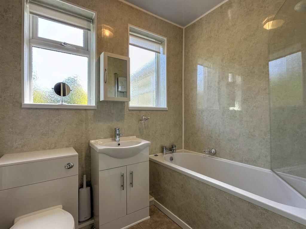 BATHROOM/WC