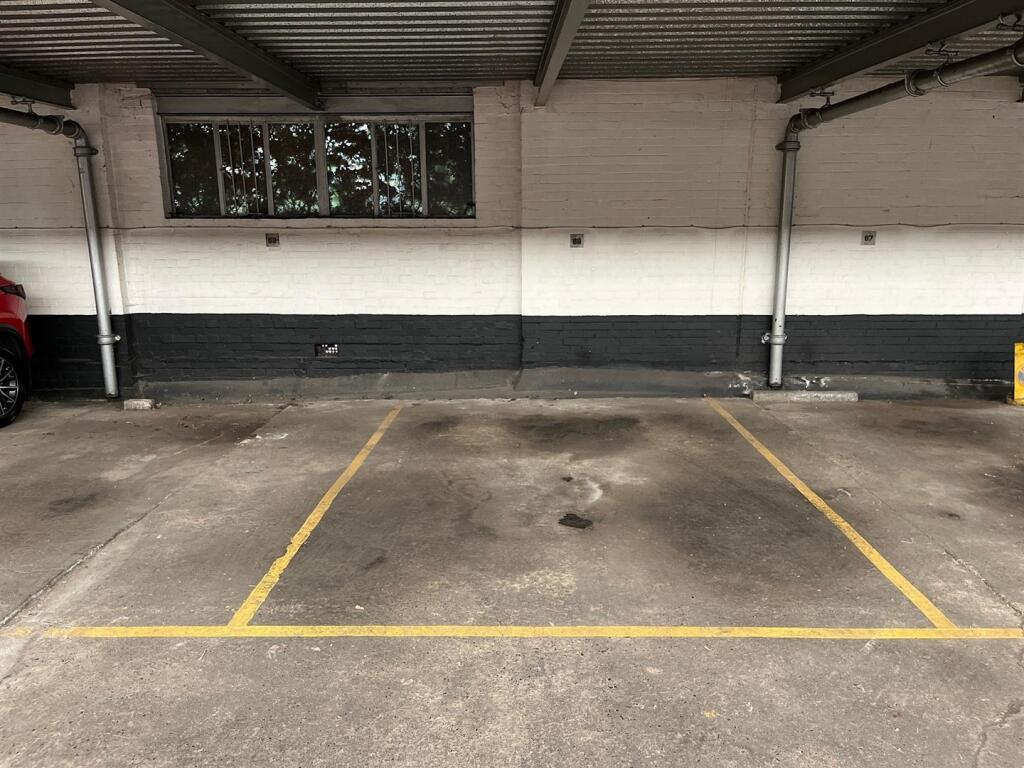 17FAprivateparkingbay.jpg