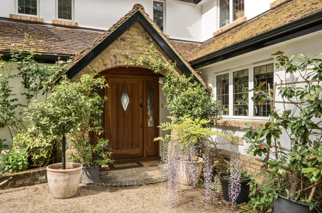 1299882-5-682f383...