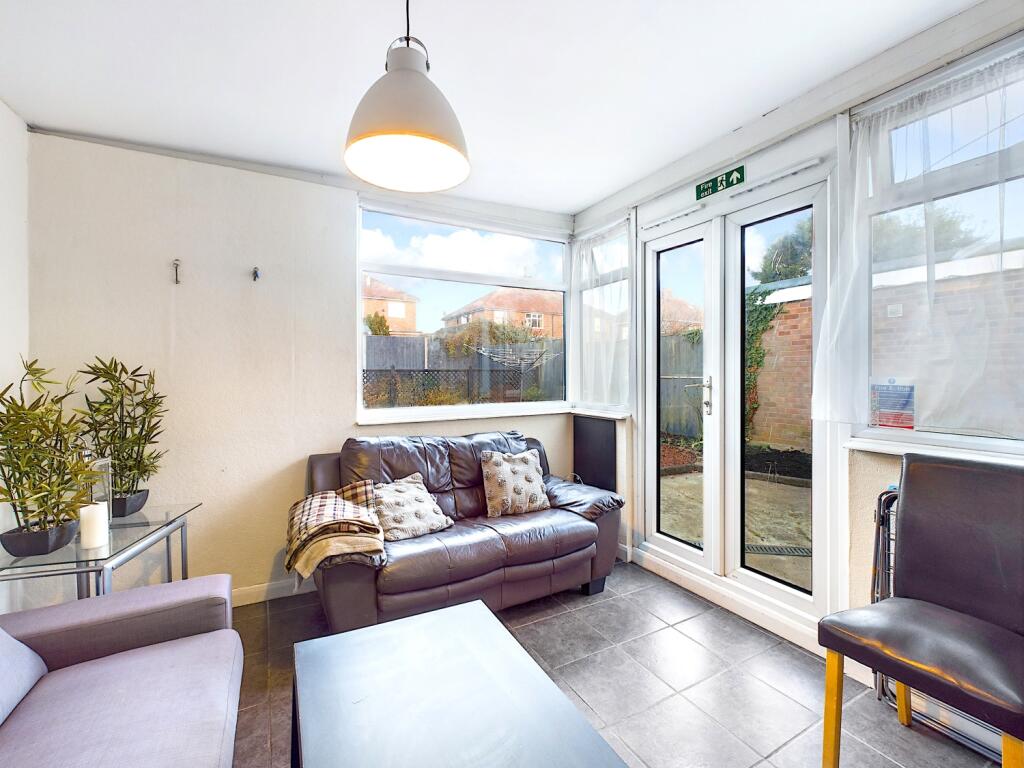 218 Shipton Road - Lounge