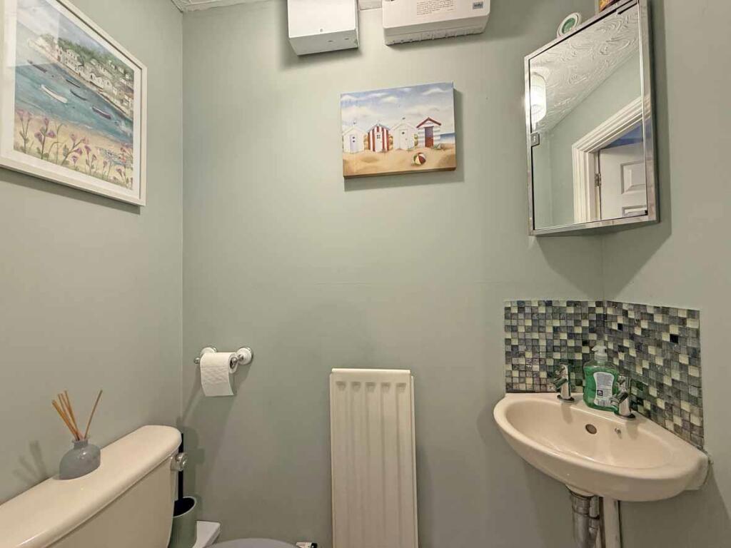 Captains Gardens 7 Downstairs WC.jpg