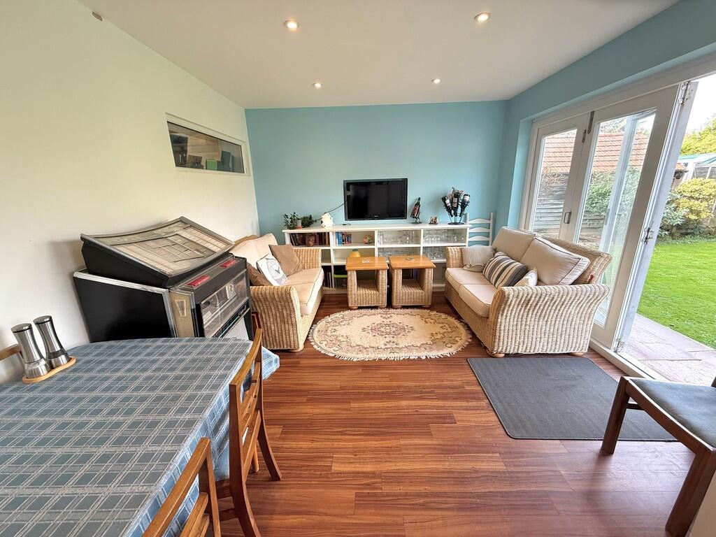 12 Knightscroft A...