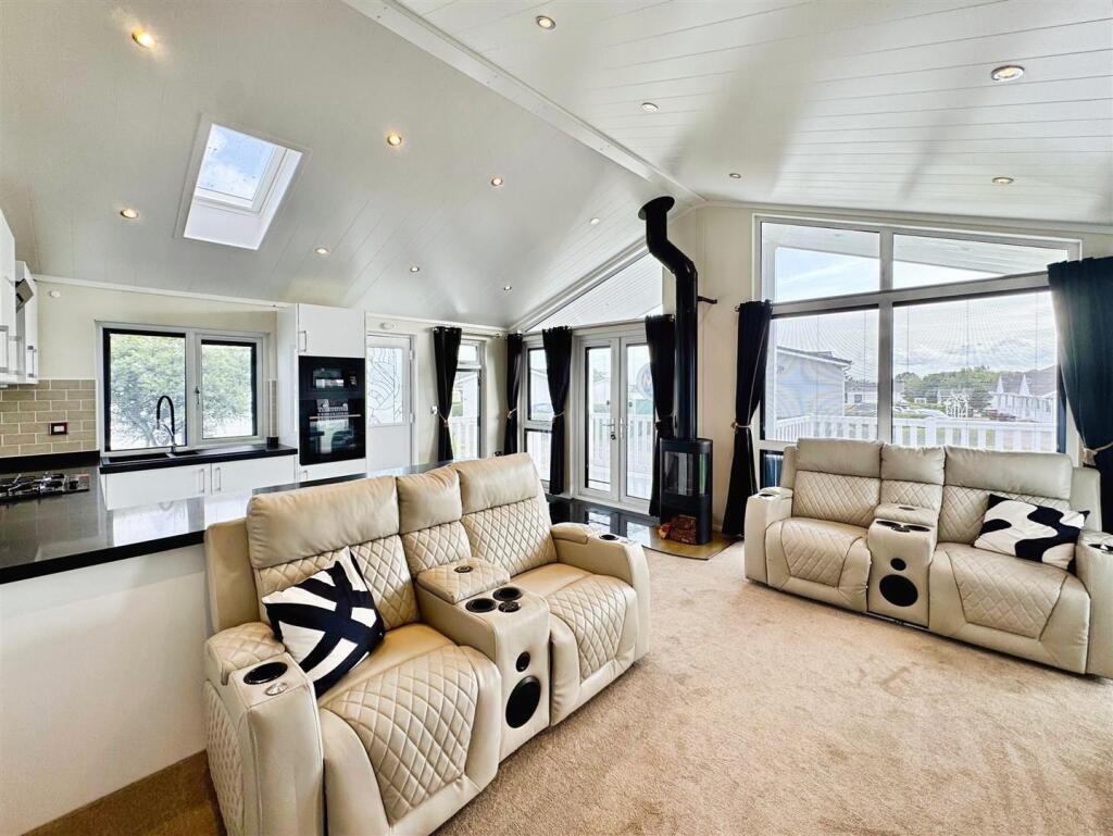 OPEN PLAN KITCHEN/LIVING/DINING ROOM