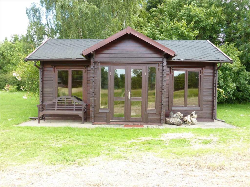 SUMMERHOUSE/GARDEN