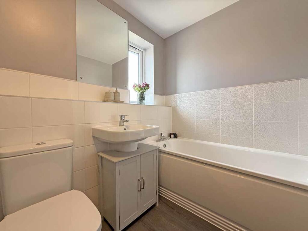 Ivy Drive 27 - Family Bathroom.jpg