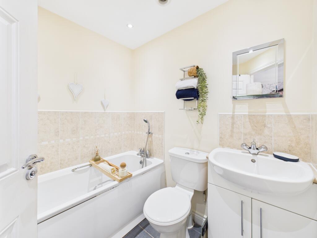 CAM03729G0-PR0079-STILL038