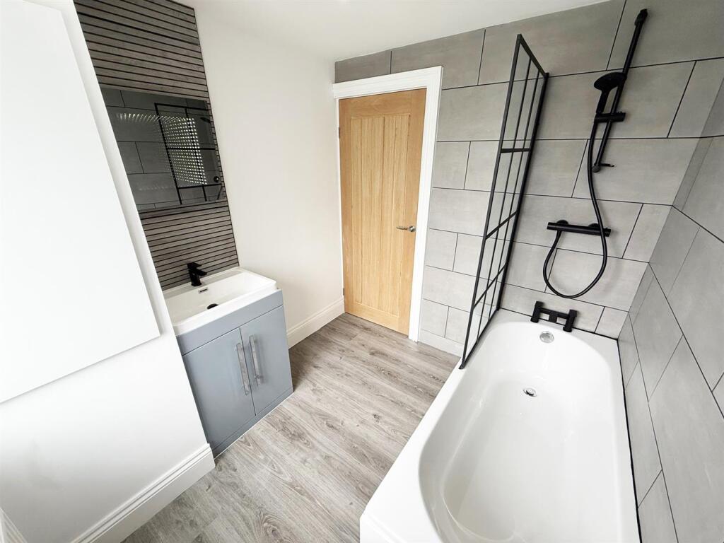 Family Bathroom (1).jpg