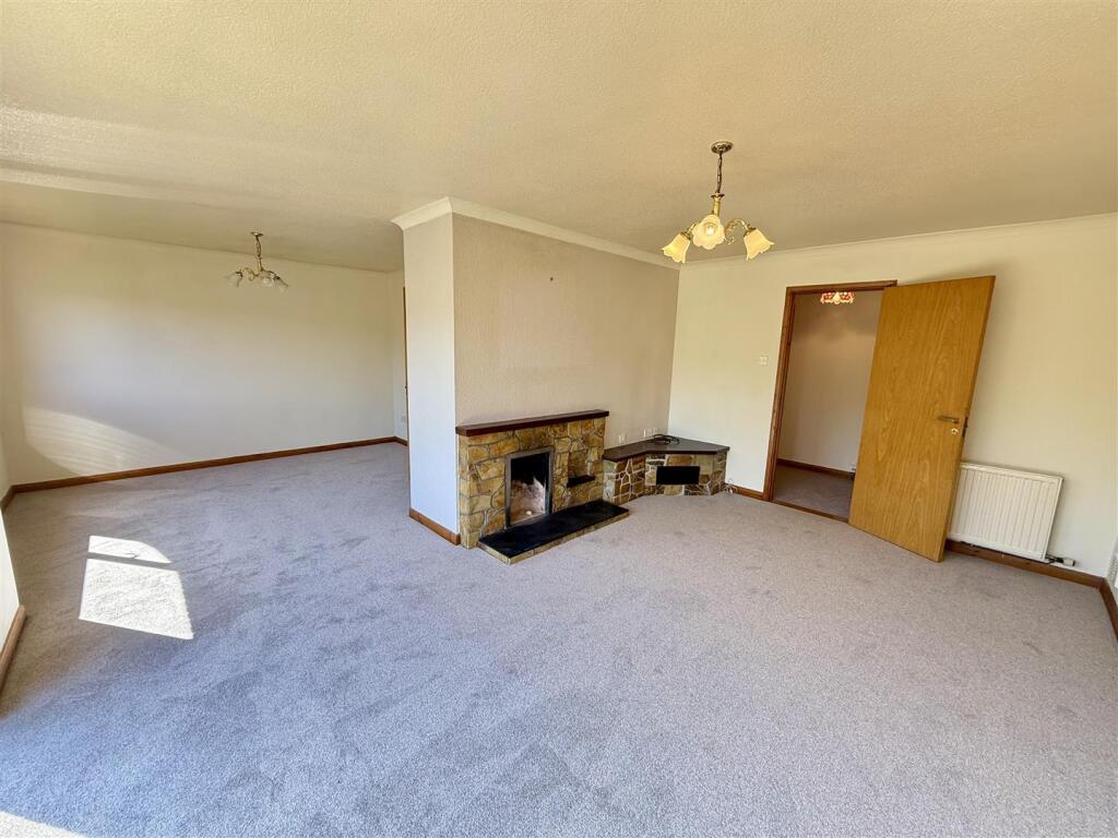 OPEN PLAN DINING AREA