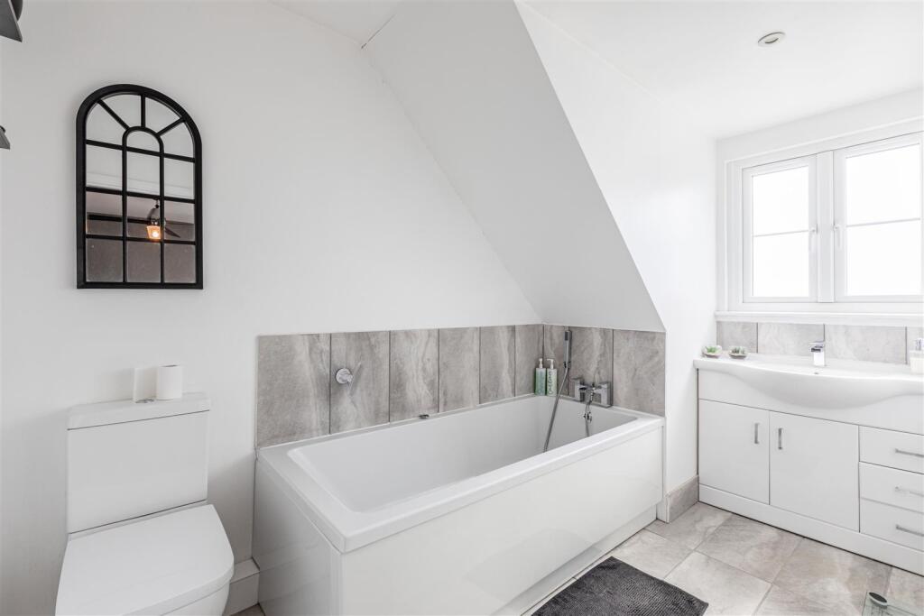 1 Park Close Byfleet KT14 7FH - 2.jpg