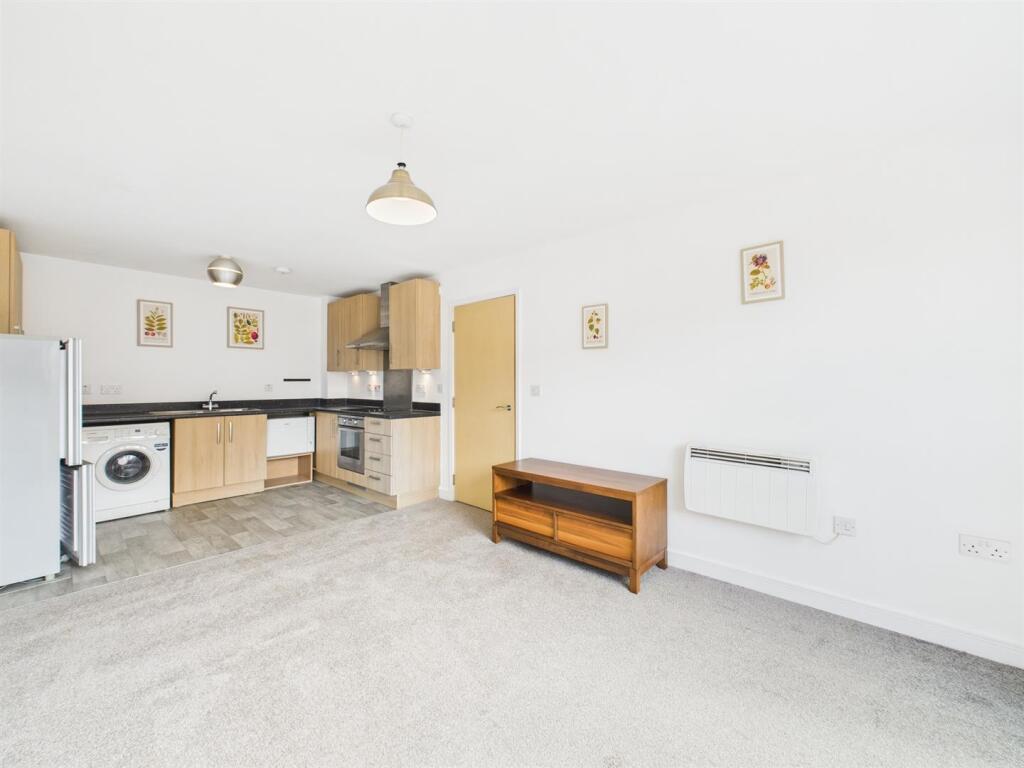 Living/Kitchen area