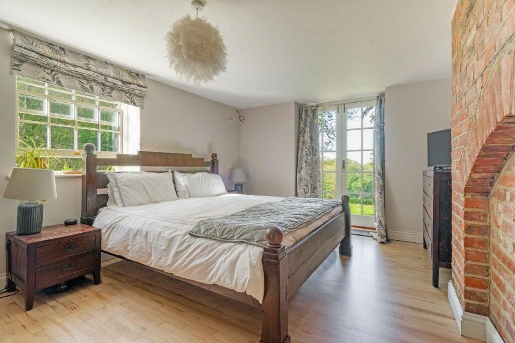 Bedroom/sitting rm