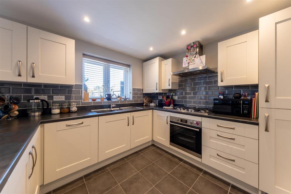 15 Wavell Way-002.jpg