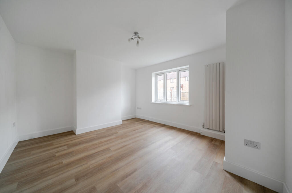 1327870-5-687e535...