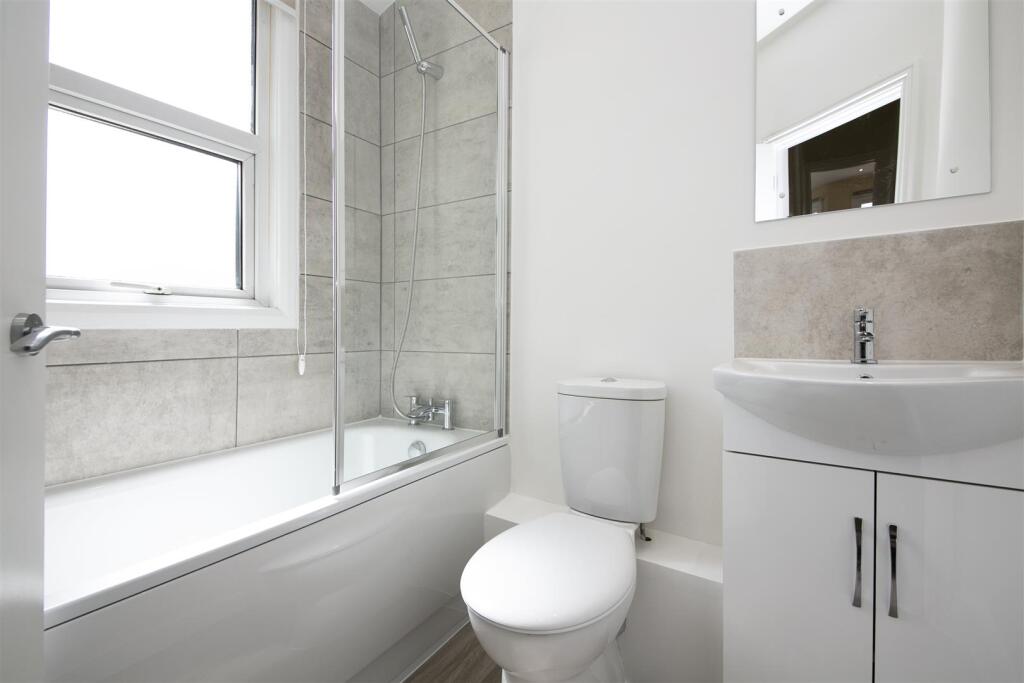 50b Letchworth Street, bathroom.jpg