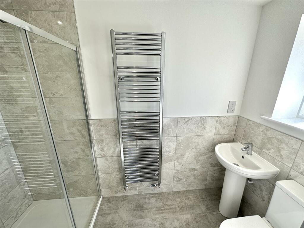 EN-SUITE SHOWER ROOM