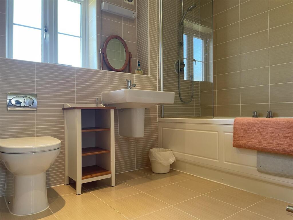 Main bathroom.jpeg