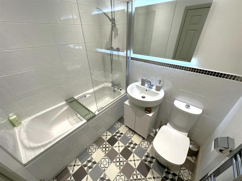 Family Bathroom 245