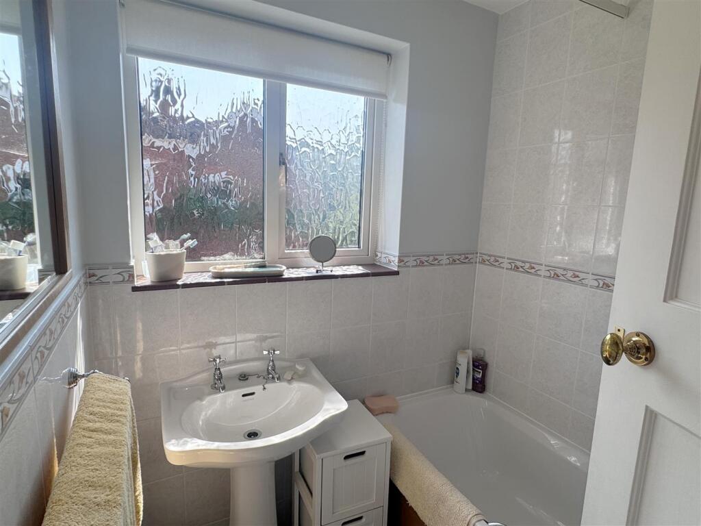 Bathroom 1.JPG