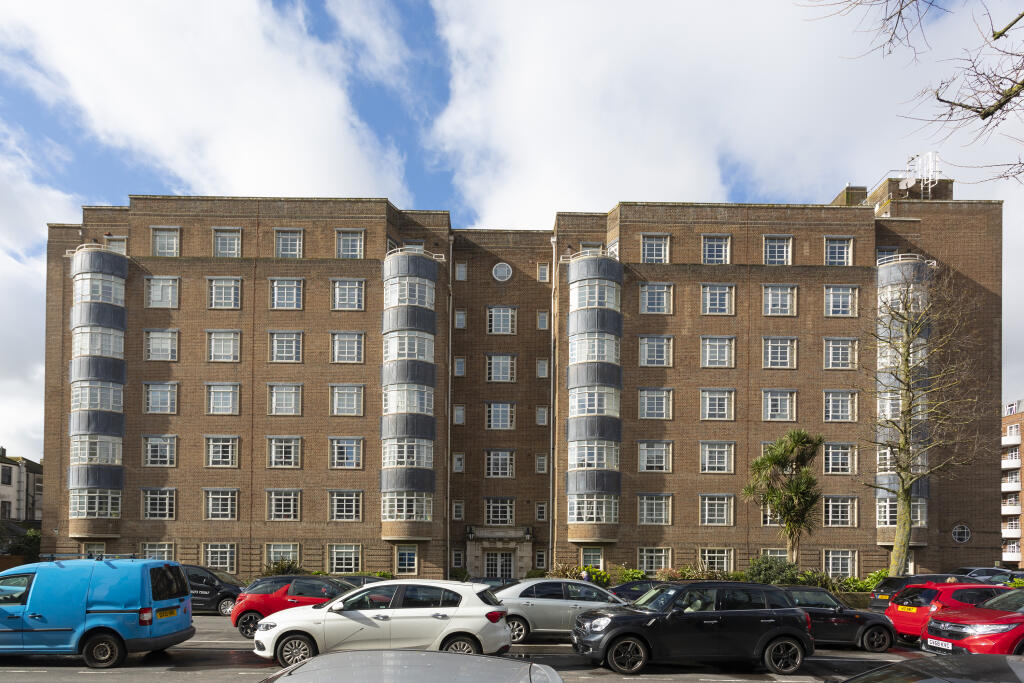 24harewoodcourt01