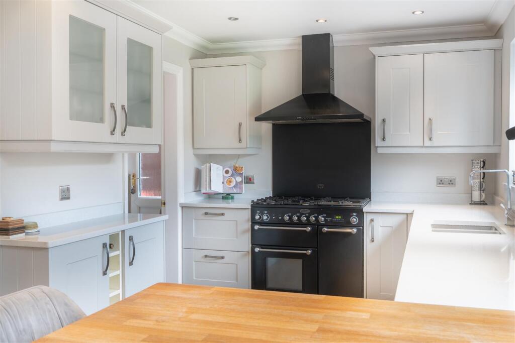 5 Abbots Mere Close-1.jpg