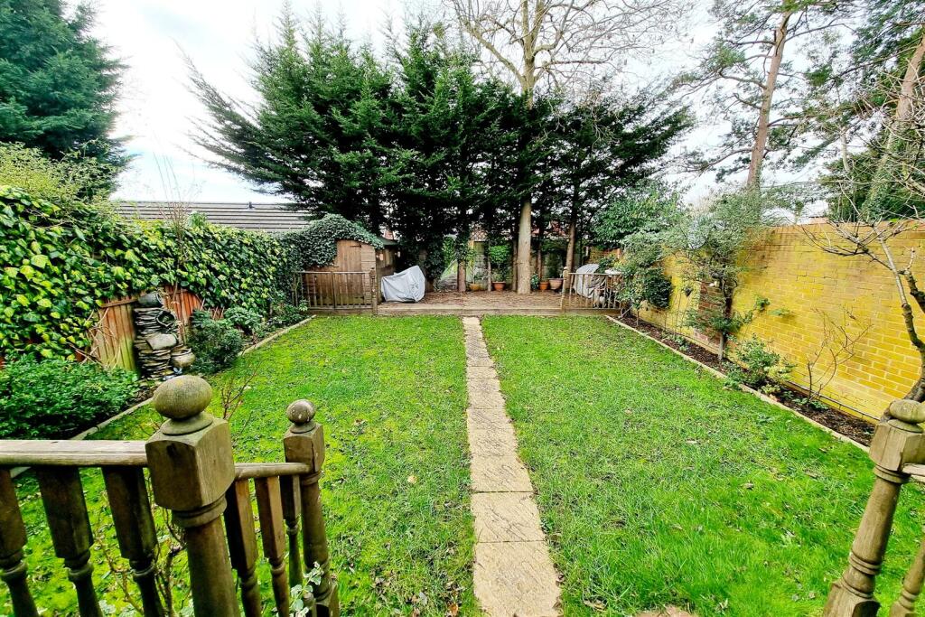 SUNNY ASPECT REAR GARDEN: PIC. 1