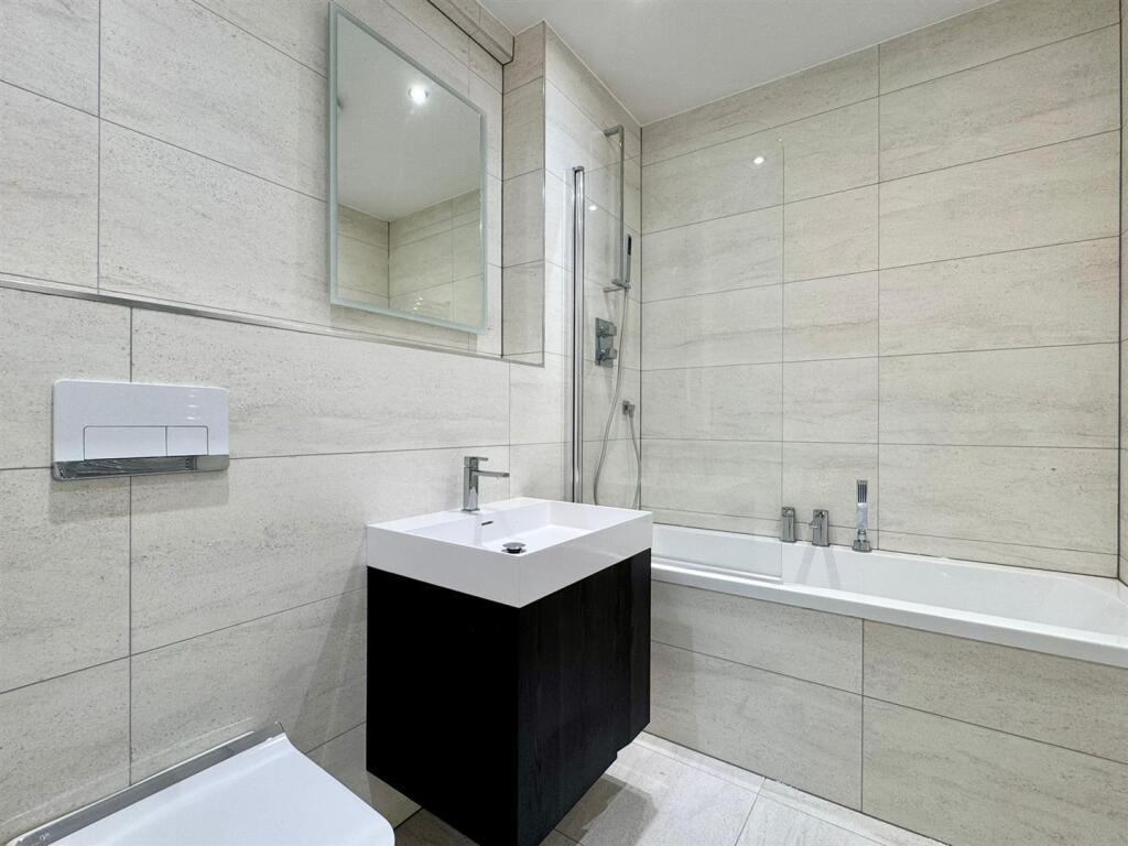 Family bathroom.jpg