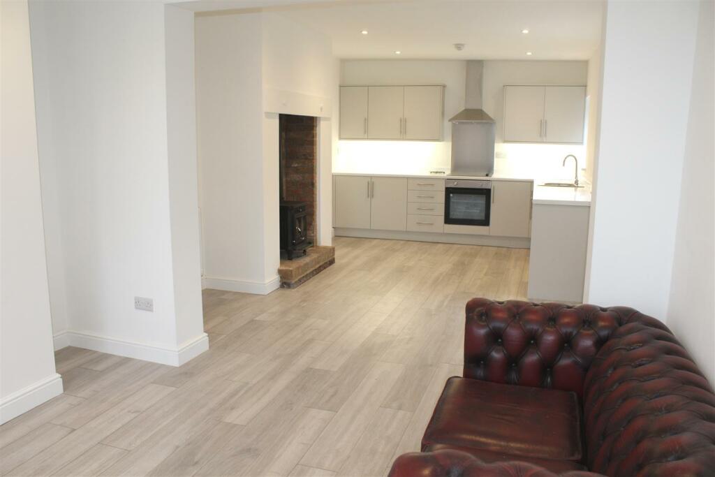 OPEN PLAN LIVING AREA