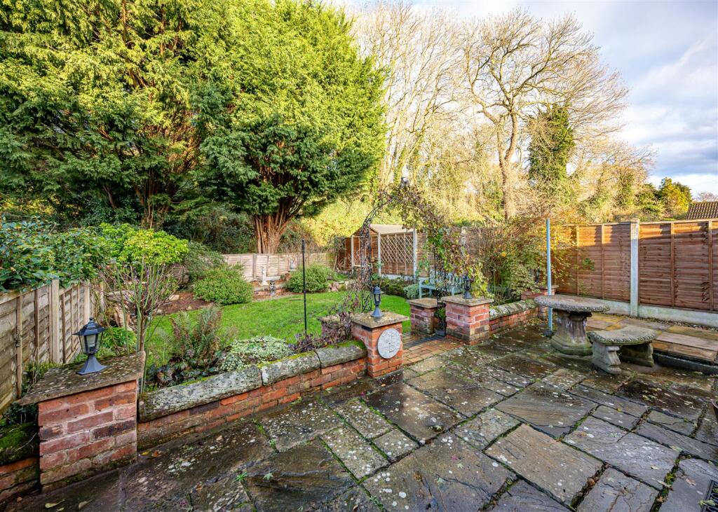 32 Woodland Close-13.jpg