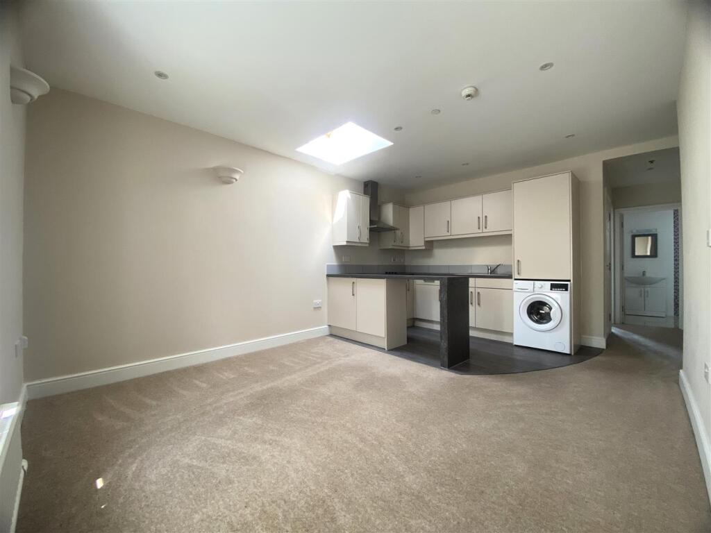Lounge Kitchen .jpg