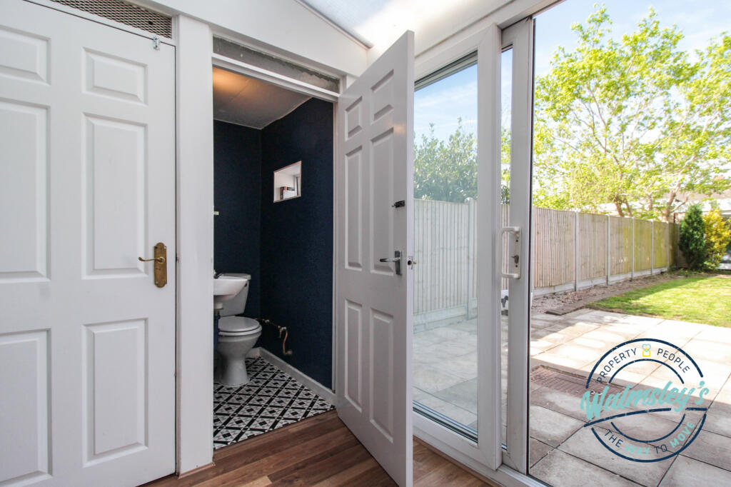 Conservatory to rear with WC &amp; Utility