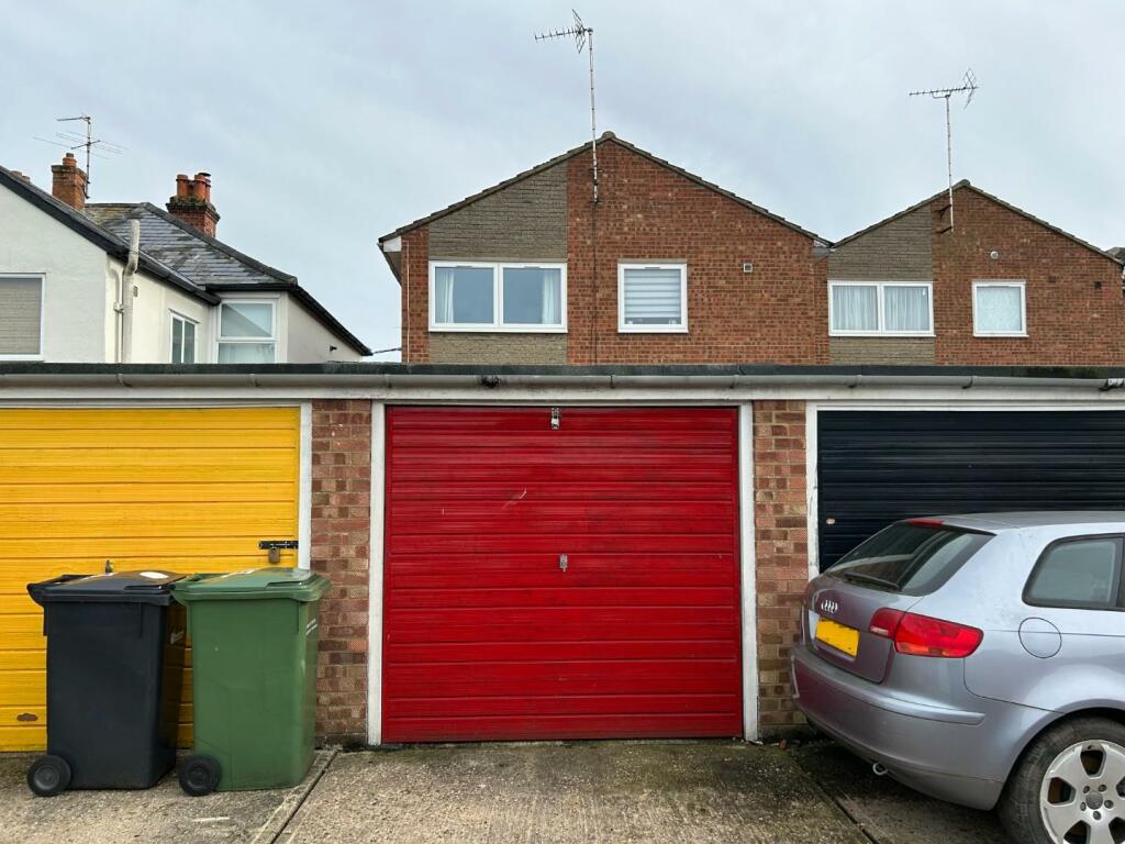 SINGLE GARAGE IN A BLOCK