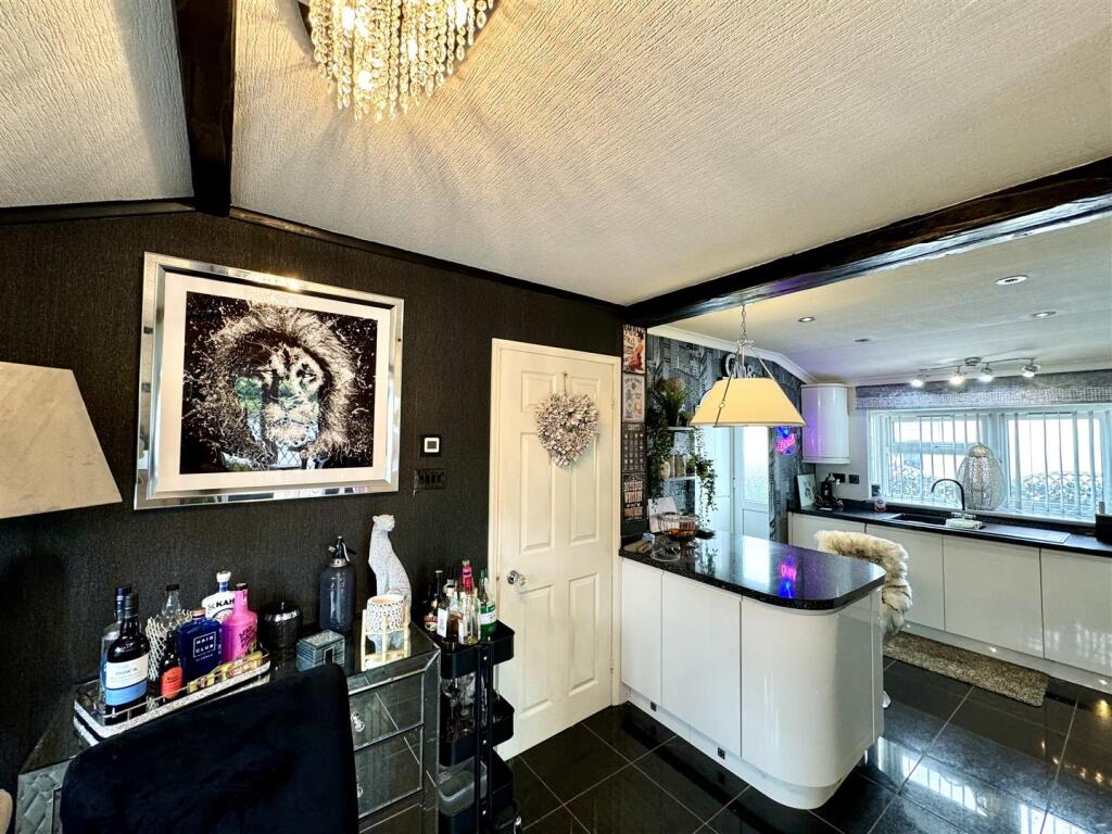 OPEN PLAN KITCHEN/DINER