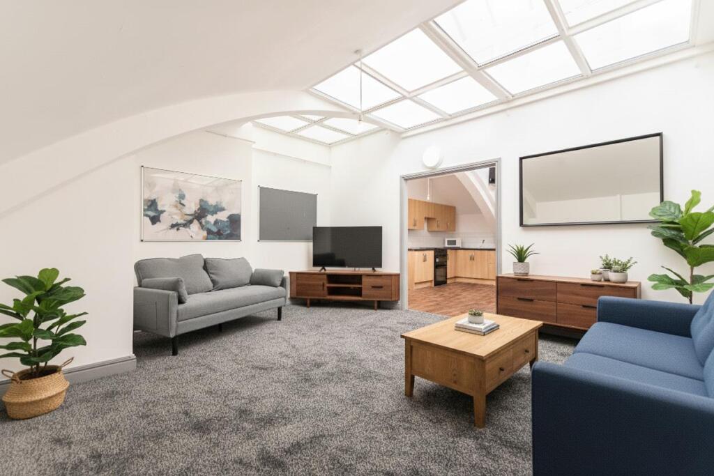SITTING ROOM.jpg