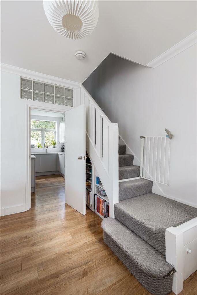 92 Cavendish Drive, E11