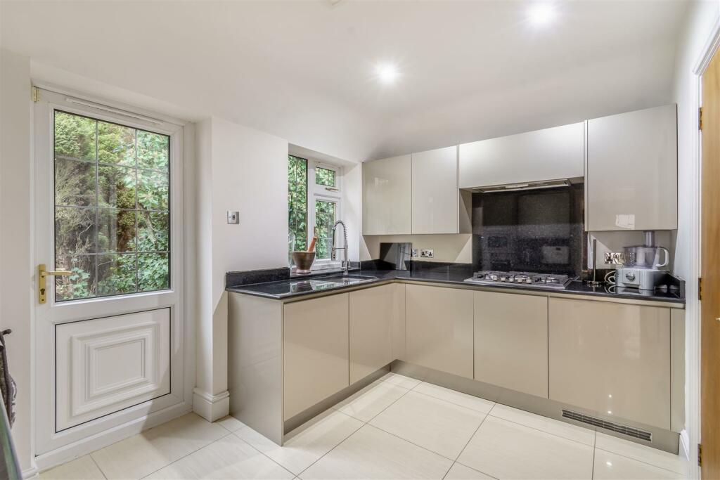 8528405-interior27.jpg