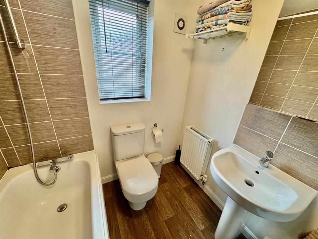 bathroom 2.jpg