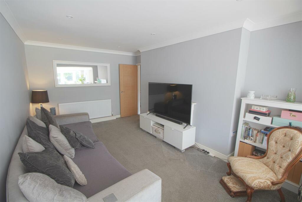 LOUNGE1.jpg