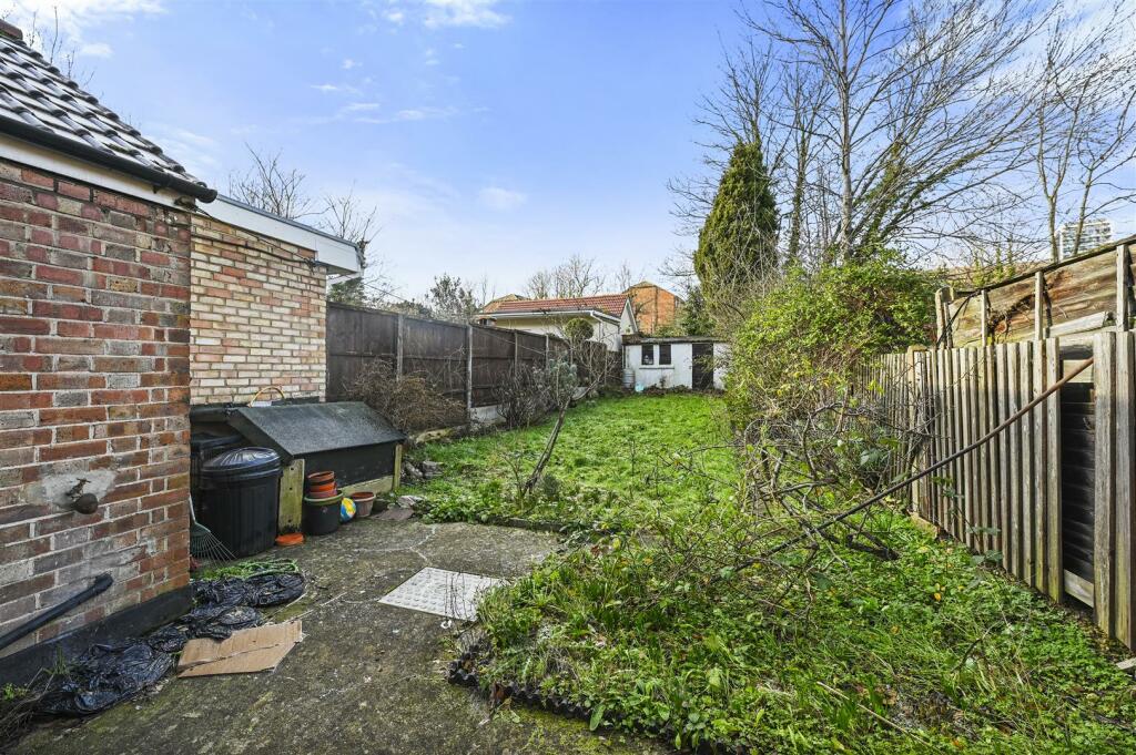 Aston Rowe - Long Drive4.JPG