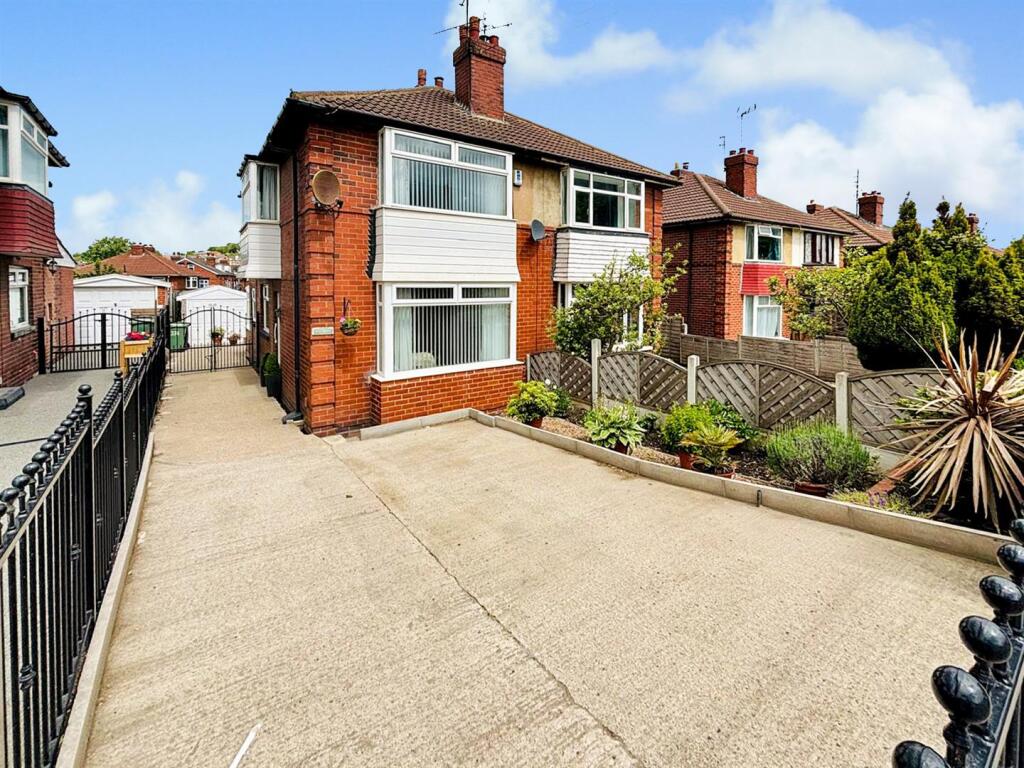 Off Street Parking / Driveway / Single Garage: