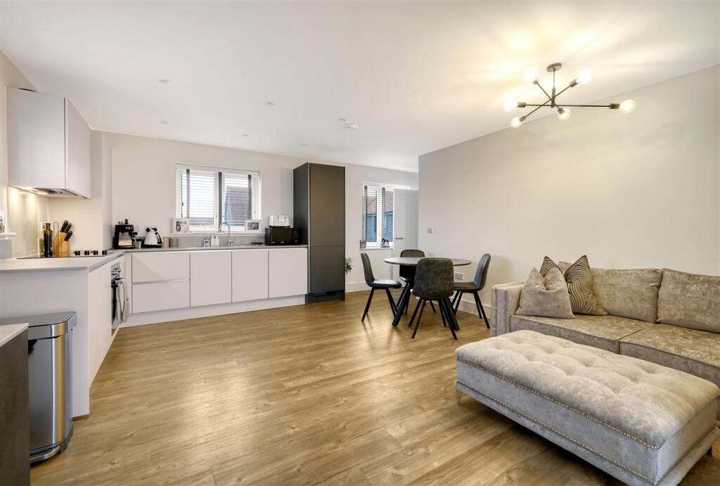 KITCHEN / LIVING