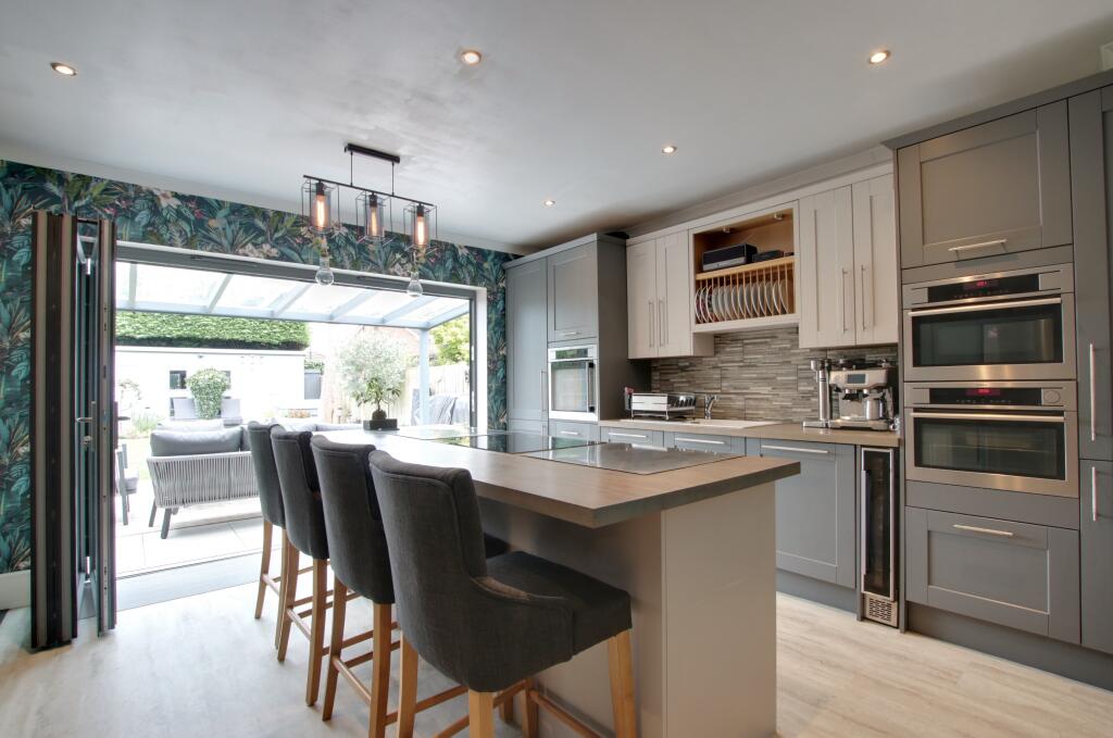 KITCHEN / BREAKFAST ROOM