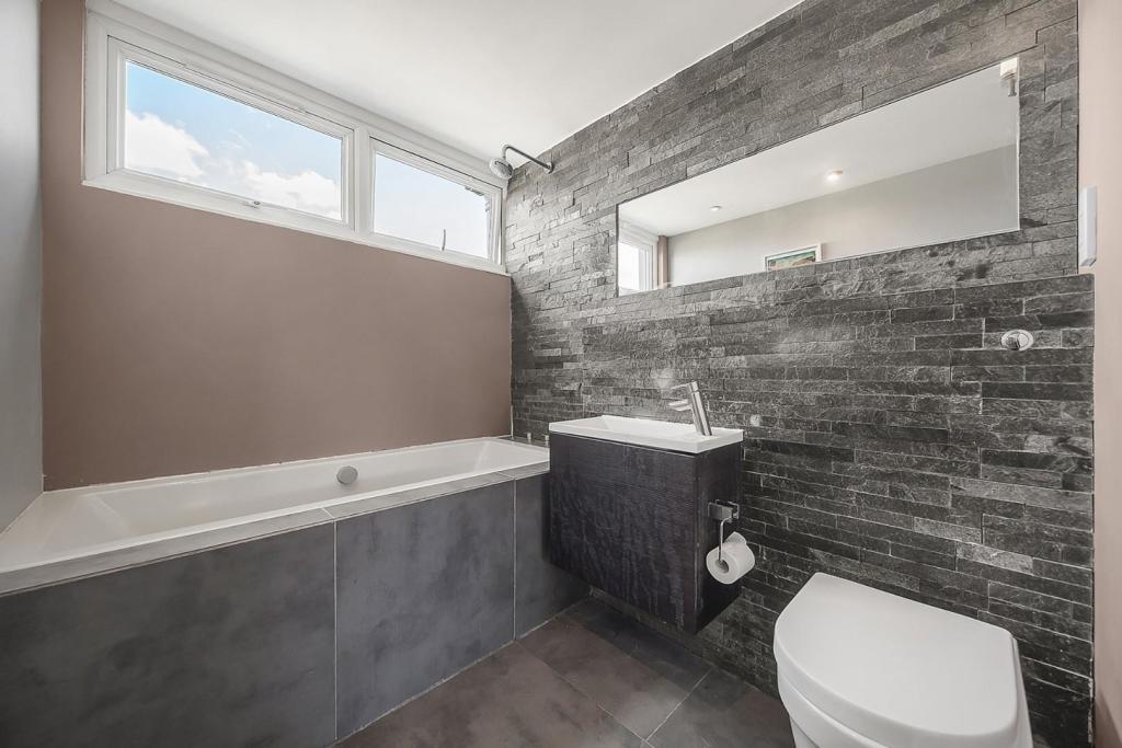 Bathroom (1).jpg