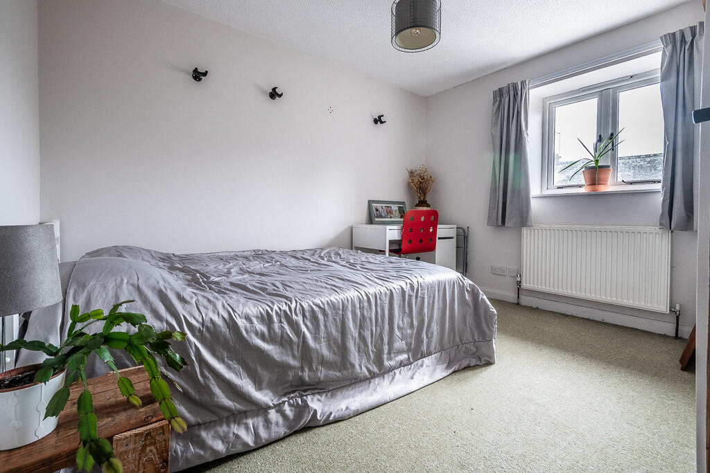 6 Woodcote Court ...